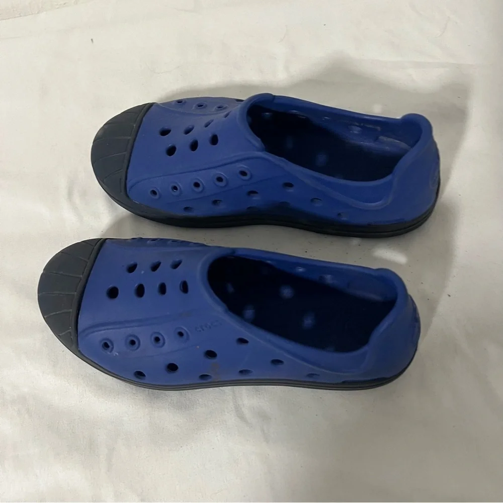 Crocs Kids' Bump-It Shoe Size J2 Blue/Navy Everyday Casual Beach Vacation Water